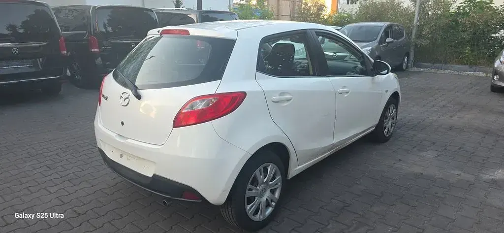 Gebraucht Mazda 2 Center-Line 75 PS (55 kW) 2012 Weiß Kleinwagen