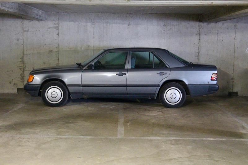 Grau Gebraucht 1988 Mercedes E230 Limousine | 1.950 € - Bild 1/4