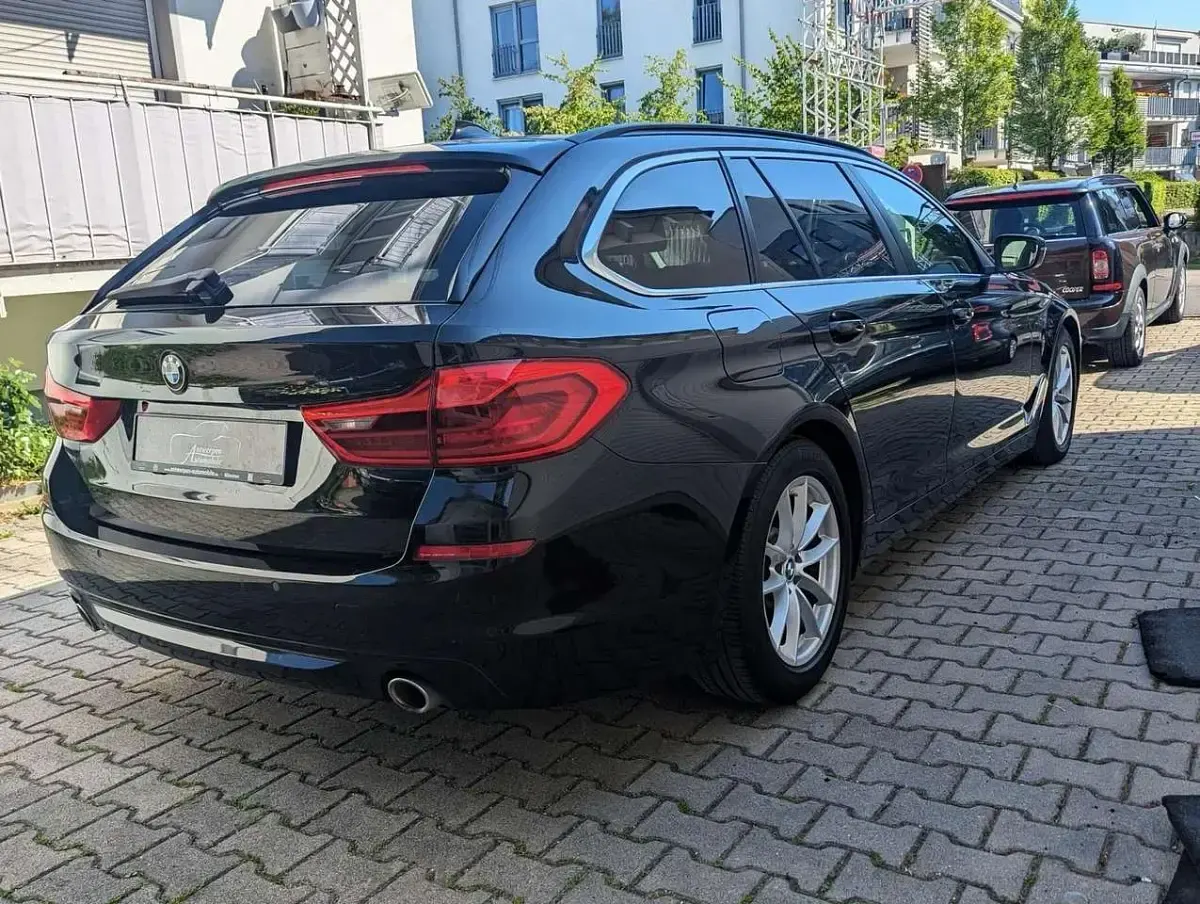 Gebraucht BMW 525 231 PS (169 kW) 2017 Black sapphire metallic Kombi