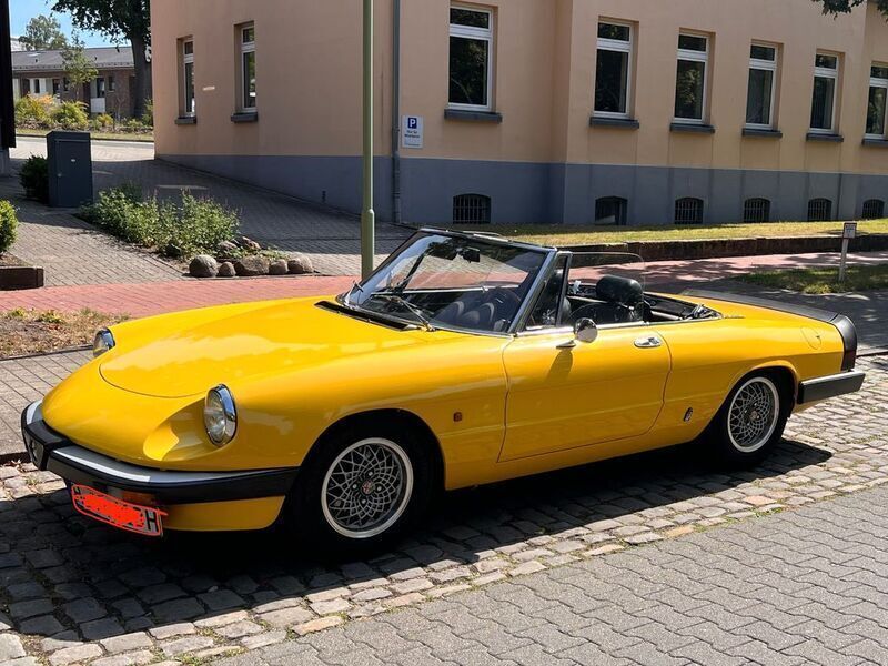 Gelb Gebraucht 1985 Alfa Romeo Spider Cabrio | 14.500 € - Bild 1/4