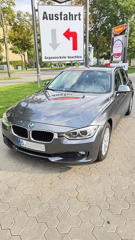 Grau Gebraucht 2014 BMW 316 Limousine | 13.400 € (Fairer Preis) - Bild 1/4