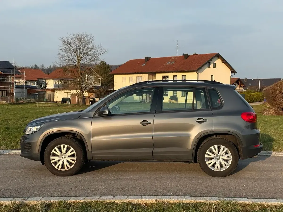 Gebraucht VW Tiguan Trendline 122 PS (89 kW) 2013 Grau SUV