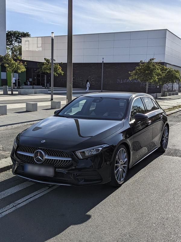 Schwarz Gebraucht 2018 Mercedes A160 AMG line Kleinwagen | 22.990 € - Bild 1/4