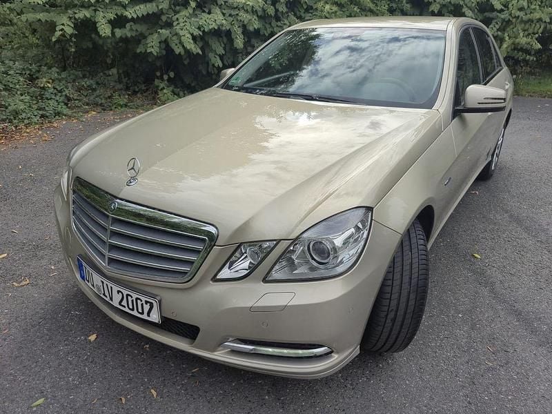 Beige Gebraucht 2010 Mercedes E200 Limousine | 15.900 € (Etwas zu teuer) - Bild 1/4