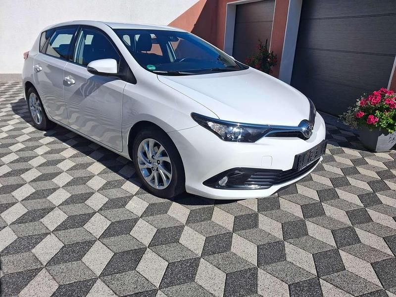 Super (pure) white ii Gebraucht 2016 Toyota Auris Edition-S Kleinwagen | 10.900 € (Fairer Preis) - Bild 1/4
