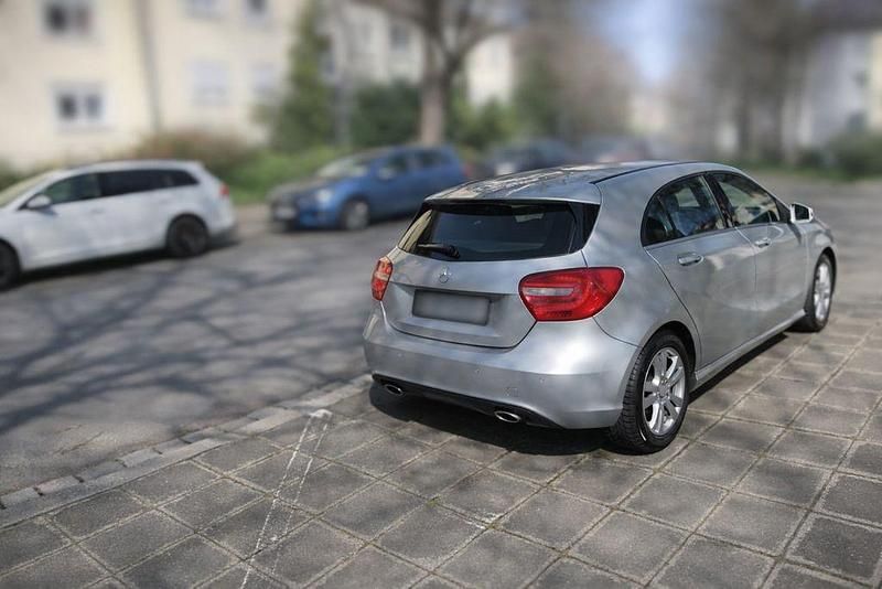 Gebraucht Mercedes A180 Urban 122 PS (89 kW) 2013 Silber Limousine