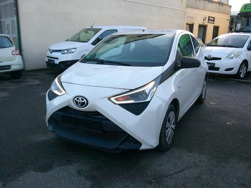 Weiß Gebraucht 2021 Toyota Aygo Kleinwagen | 5.990 € (Superpreis) - Bild 1/4