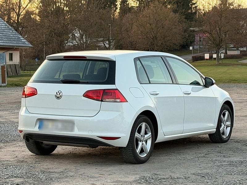 Weiß Gebraucht 2014 VW Golf Comfortline Limousine | 6.200 € - Bild 1/4