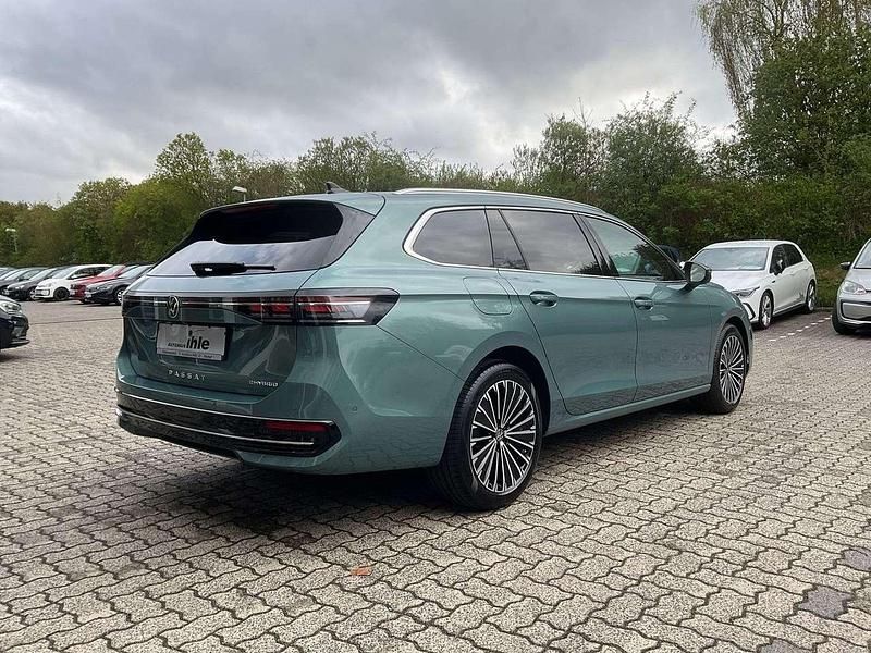 Gebraucht VW Passat Elegance 150 PS (110 kW) 2025 Maripositgrün metallic Kombi