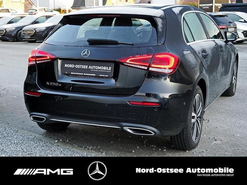 Gebraucht Mercedes A250 Progressive 160 PS (117 kW) 2022 Metalliclack kosmosschwarz Limousine