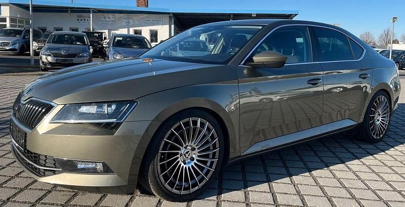 Gebraucht Skoda Superb Style 190 PS (139 kW) 2016 Grün Limousine