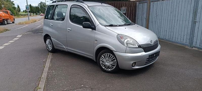 Silber Gebraucht 2005 Toyota Yaris Verso Van / Kleinbus | 2.000 € (Superpreis) - Bild 1/4