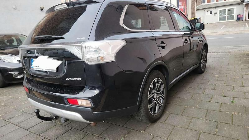 Gebraucht Mitsubishi Outlander Instyle 150 PS (110 kW) 2015 Pantherschwarz (p) SUV