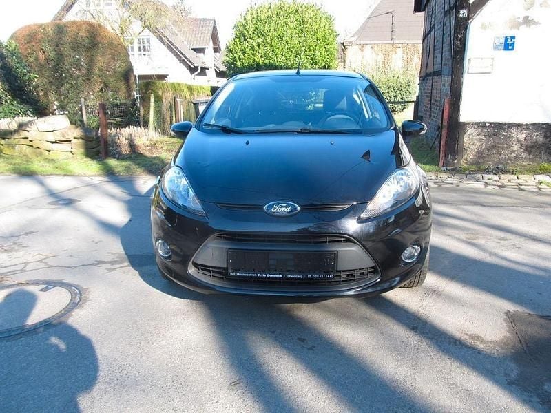 Gebraucht Ford Fiesta Ambiente 60 PS (44 kW) 2012 Schwarz Kleinwagen