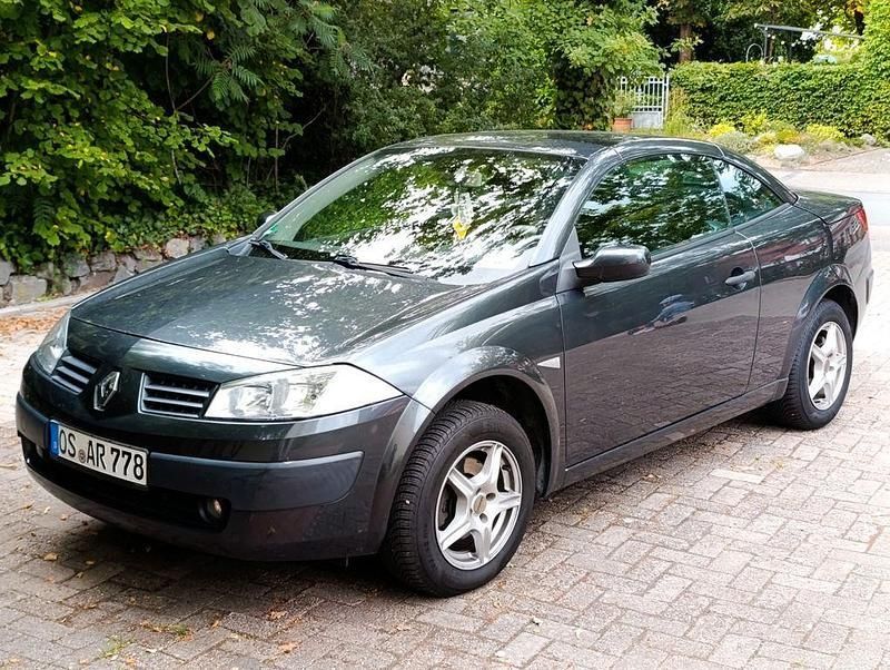 Grau Gebraucht 2005 Renault Mégane II Limousine | 1.999 € (Etwas zu teuer) - Bild 1/4
