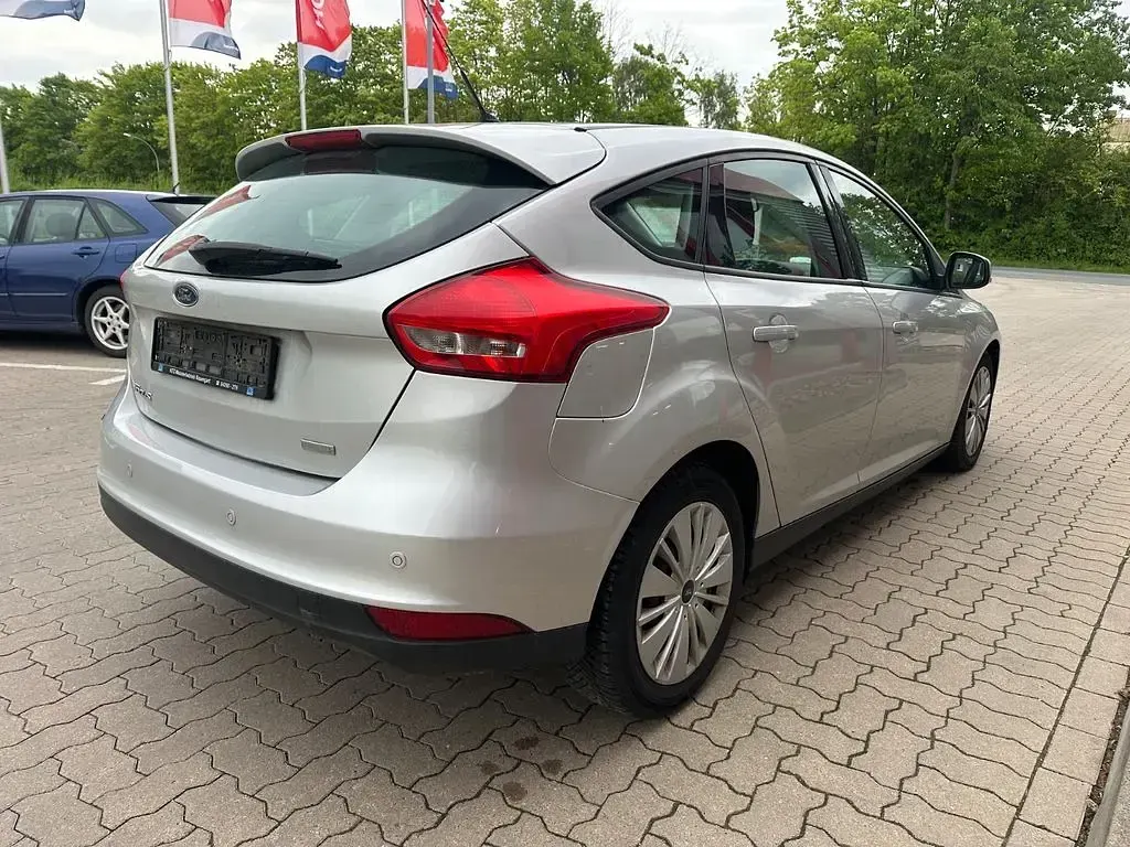 Używany Ford Focus Trend 125 KM (91 kW) 2015 Srebrny Sedan/Limuzyna