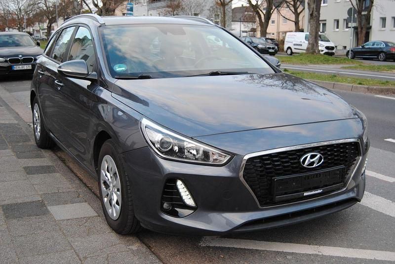 Gebraucht Hyundai i30 101 PS (74 kW) 2018 Grau Kombi