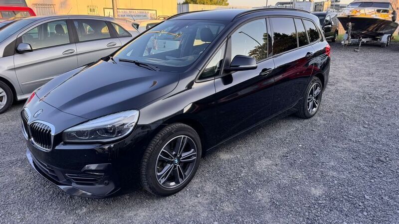 Schwarz Gebraucht 2018 BMW 220 Gran Tourer Sport Line Van / Kleinbus | 17.599 € (Etwas zu teuer) - Bild 1/4