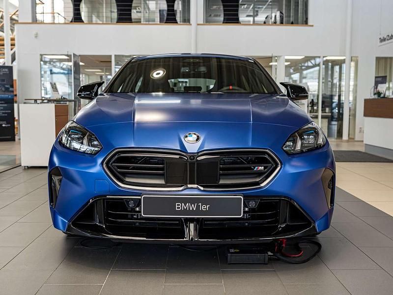 Neu BMW 135 300 PS (220 kW) 2025 Frozen portimao blau Kleinwagen