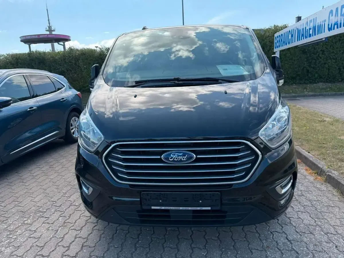 Gebraucht Ford Tourneo Titanium 131 PS (96 kW) 2021 Agate black Van / Kleinbus