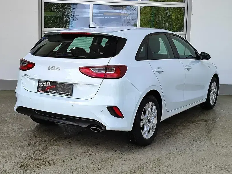 Gebraucht Kia Ceed Play 160 PS (117 kW) 2023 Weiß Kleinwagen