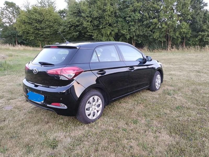 Schwarz Gebraucht 2016 Hyundai i20 Trend Limousine | 7.400 € (Fairer Preis) - Bild 1/3
