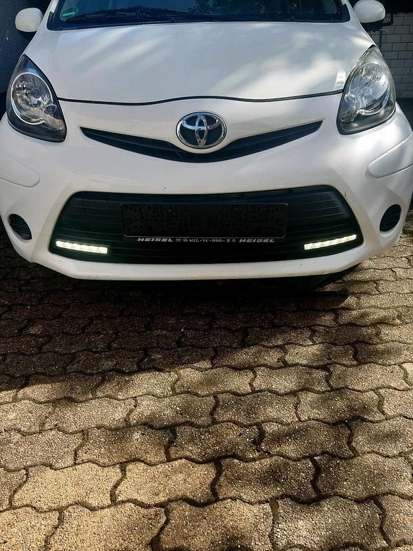 Weiß Gebraucht 2012 Toyota Aygo Kleinwagen | 2.700 € (Fairer Preis) - Bild 1/4