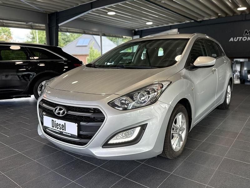 Silber Gebraucht 2015 Hyundai i30 Trend Kombi | 8.999 € (Guter Preis) - Bild 1/4
