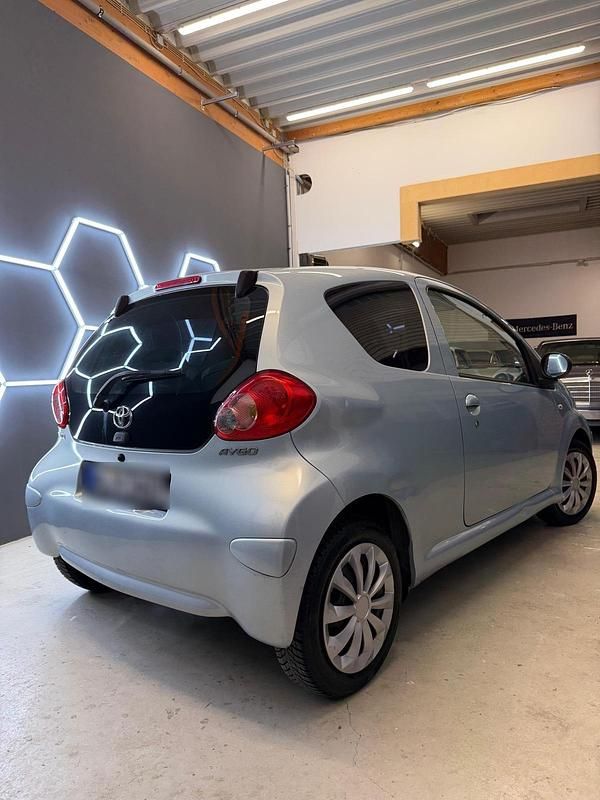 Gebraucht Toyota Aygo 67 PS (49 kW) 2005 Blau Kleinwagen