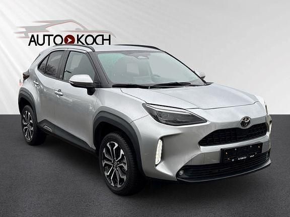 Gebraucht Toyota Yaris Hybrid Plus 131 PS (96 kW) 2024 Shimmering silver metallic SUV