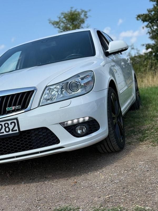 Weiß Gebraucht 2013 Skoda Octavia vRS Kombi | 9.999 € (Guter Preis) - Bild 1/4