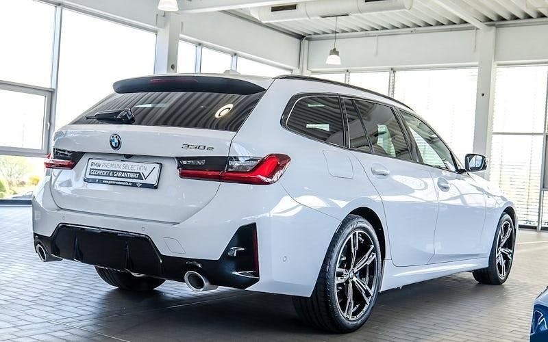 Gebraucht BMW 330e Shadowline 292 PS (214 kW) 2025 Weiß Kombi
