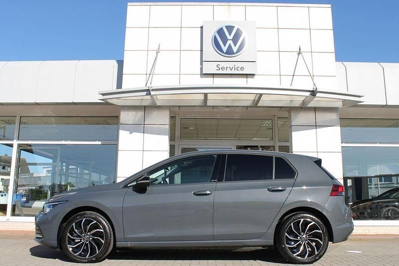 Gebraucht VW Golf VIII Move 131 PS (96 kW) 2023 Delfingrau metallic Limousine