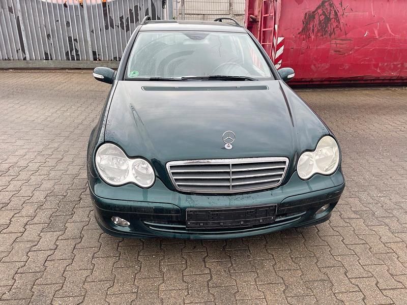 Grün Gebraucht 2005 Mercedes C270 Kombi | 3.199 € - Bild 1/4