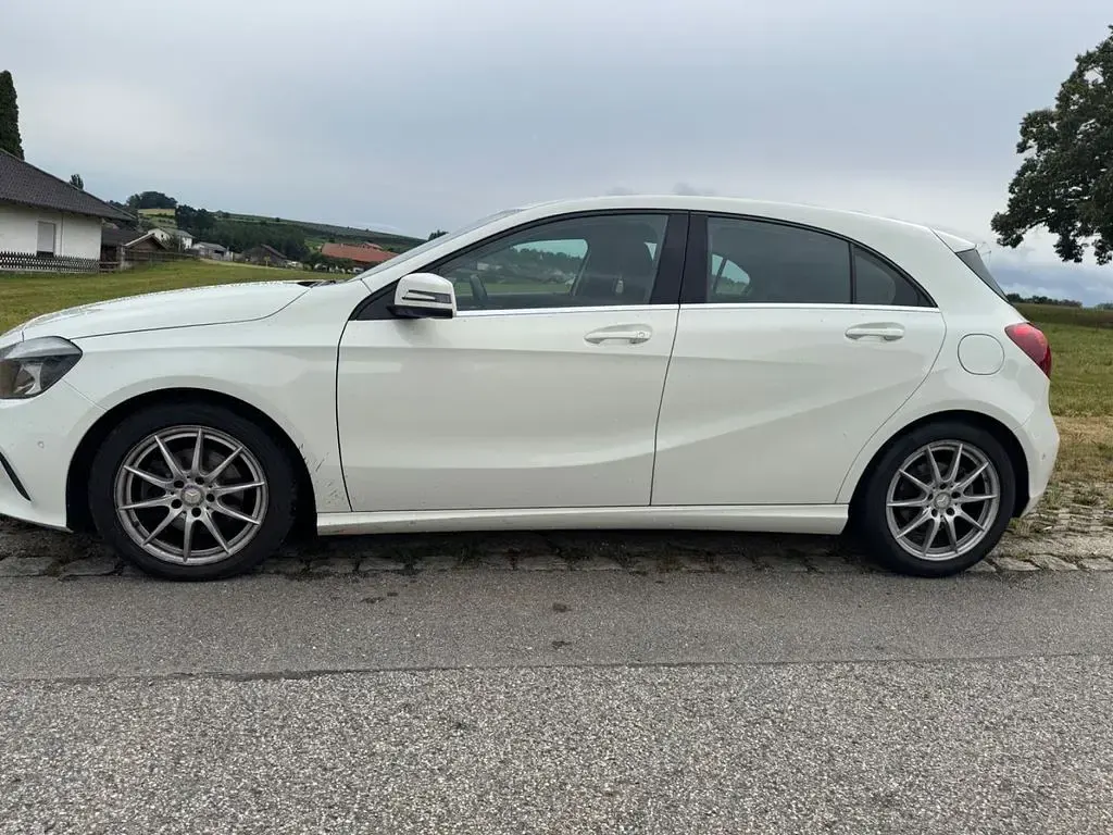 Gebraucht Mercedes A180 122 PS (89 kW) 2016 Calcitweiss/zirrusweiss Kleinwagen