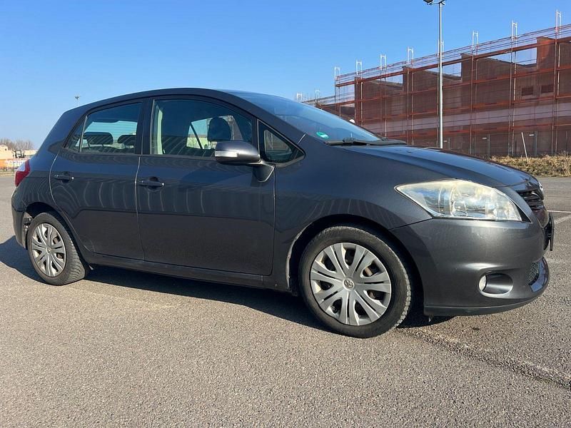 Gebraucht Toyota Auris Life 99 PS (72 kW) 2011 Grau Kleinwagen