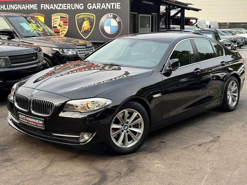 Schwarz Gebraucht 2011 BMW 520 Efficient Dynamics Limousine | 11.999 € (Fairer Preis) - Bild 1/4
