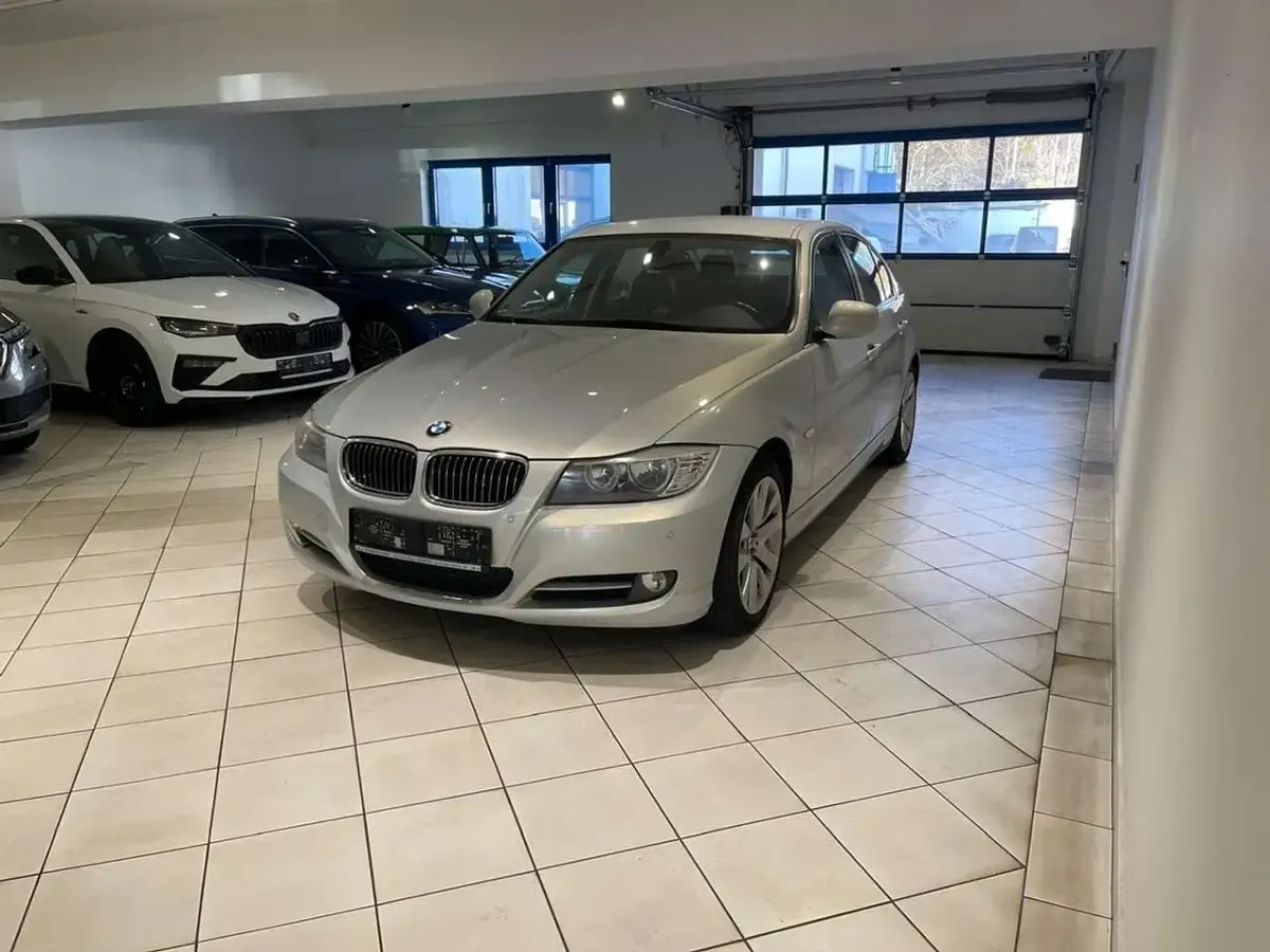 Gebraucht BMW 320 184 PS (135 kW) 2011 Grau Limousine