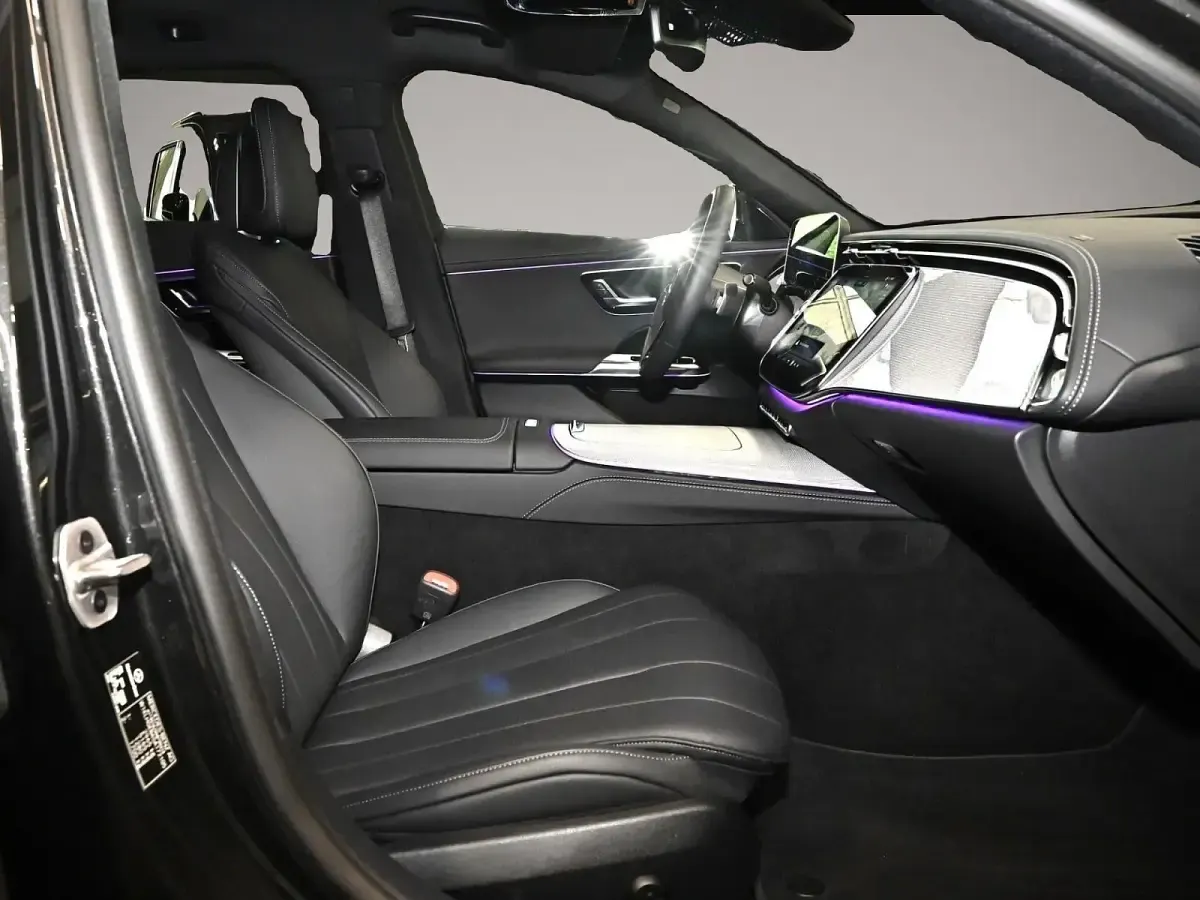 Gebraucht Mercedes E300 197 PS (144 kW) 2025 Manufacturer