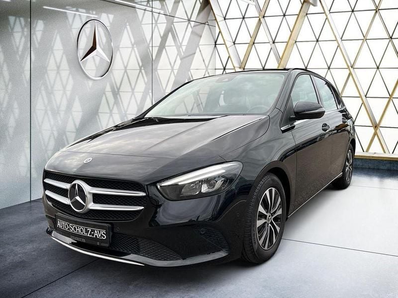 Schwarz Gebraucht 2021 Mercedes B200 Style Van / Kleinbus | 23.789 € (Guter Preis) - Bild 1/3