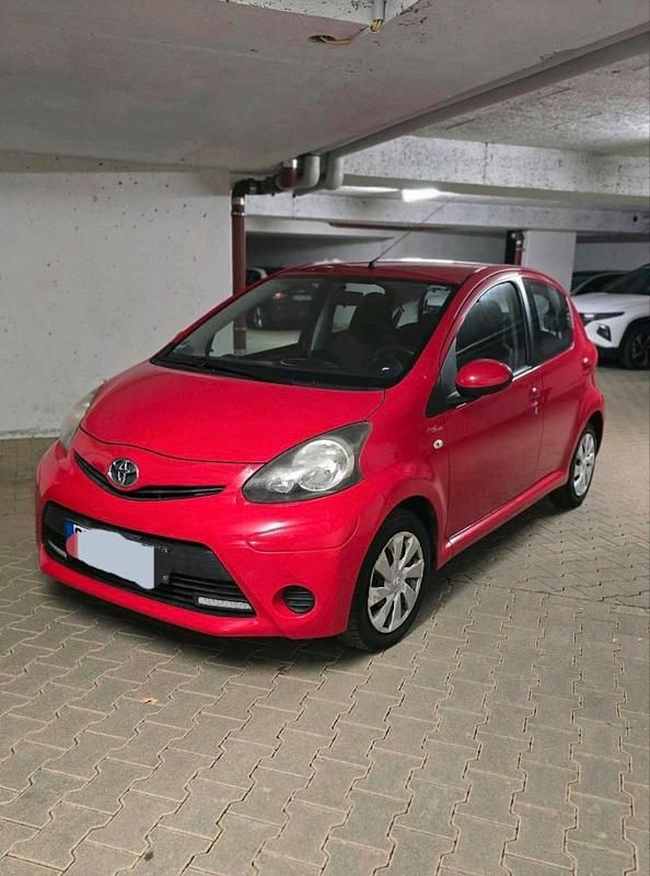 Rot Gebraucht 2013 Toyota Aygo Kleinwagen | 3.200 € (Guter Preis) - Bild 1/4