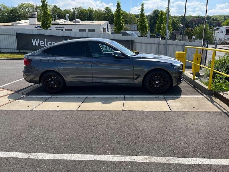 Gebraucht BMW 320 Comfort Edition 190 PS (139 kW) 2019 Grau Limousine