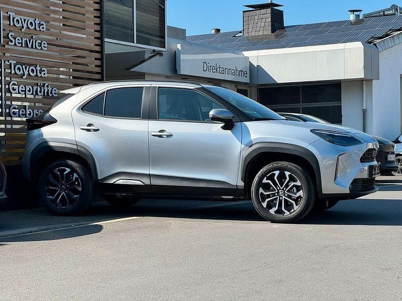 Neu Toyota Yaris Cross 131 PS (96 kW) 2025 Silber SUV