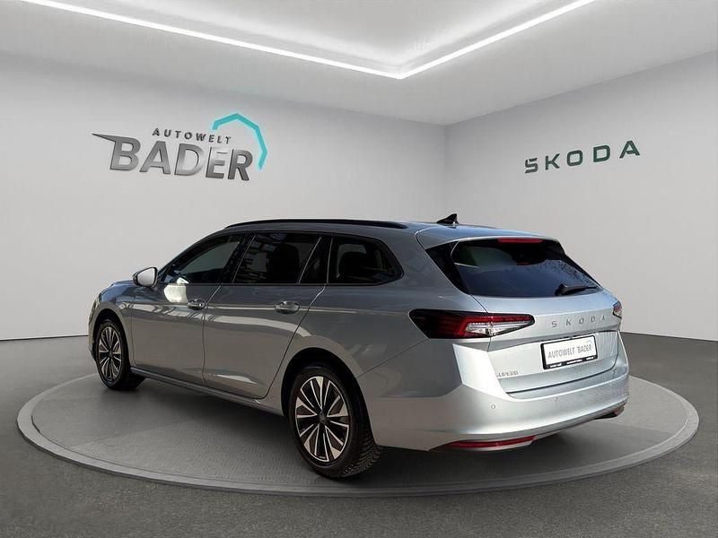 Gebraucht Skoda Superb Selection 150 PS (110 kW) 2025 Pebble silber metallic Kombi