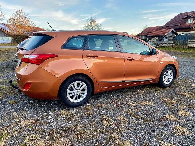 Gebraucht Hyundai i30 Classic 120 PS (88 kW) 2017 Orange caramel / met Kombi