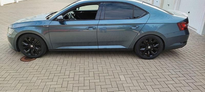 Grau Gebraucht 2016 Skoda Superb SportLine Limousine | 20.999 € (Fairer Preis) - Bild 1/4