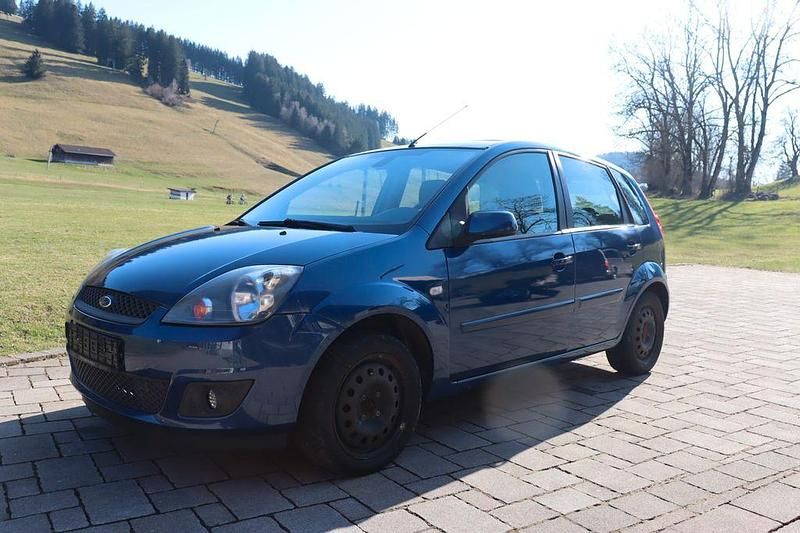 Gebraucht Ford Fiesta Ambiente 80 PS (58 kW) 2008 Blau Kleinwagen