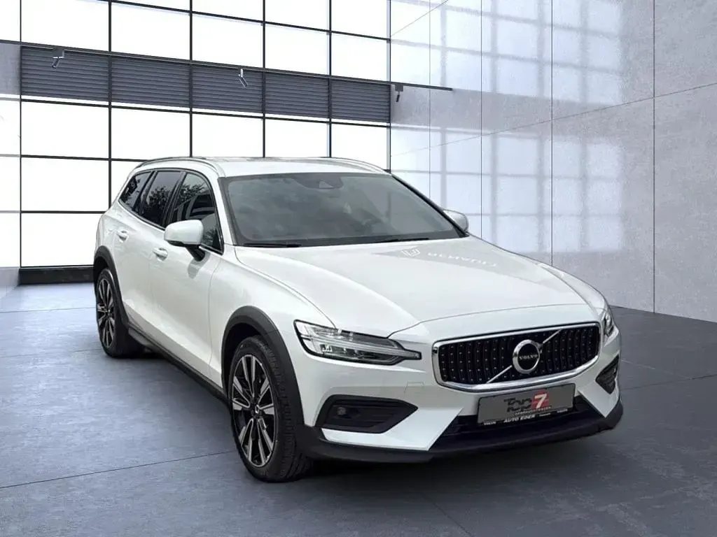 Gebraucht Volvo V60 CC Pro 197 PS (144 kW) 2021 Crystal white Kombi