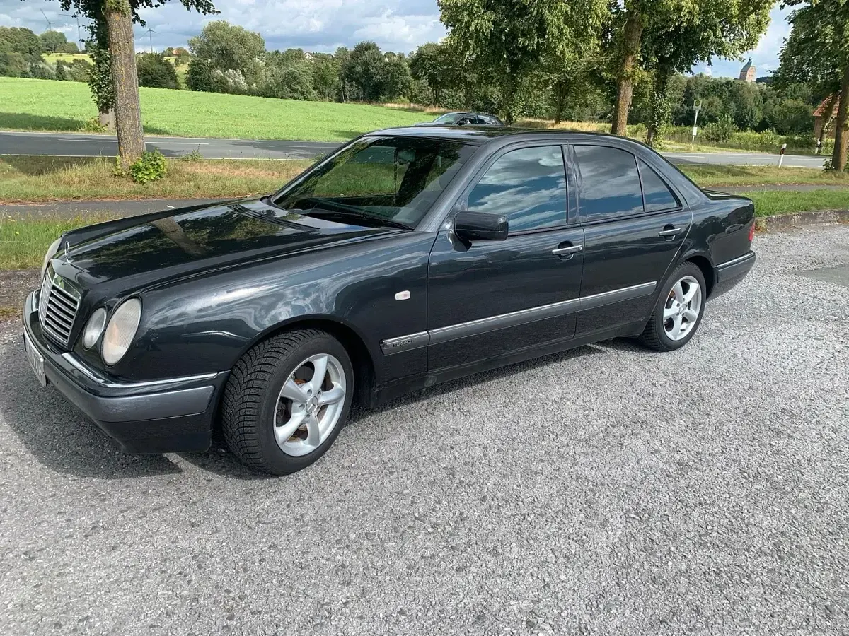 Gebraucht Mercedes E200 136 PS (100 kW) 1997 Schwarz Limousine
