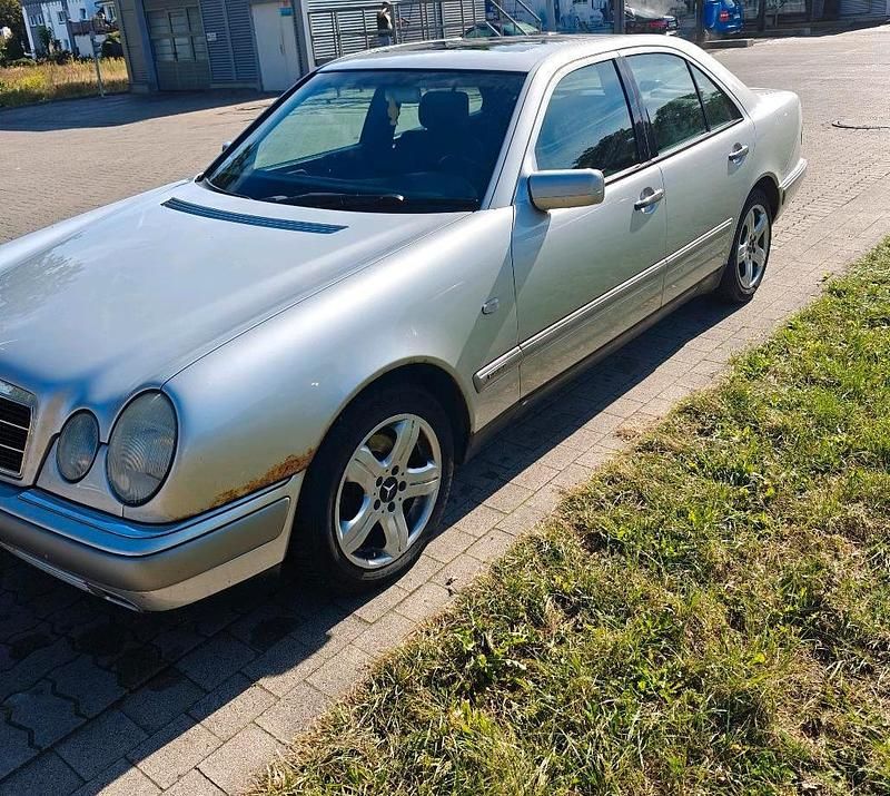 Silber Gebraucht 1998 Mercedes E200 Elegance Limousine | 2.199 € (Guter Preis) - Bild 1/4